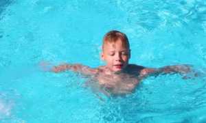 Два способа научить ребенка плавать в 6-10 лет и старше