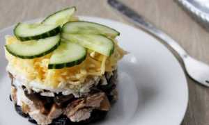 Салат слоями с курицей, грибами, черносливом и орехами