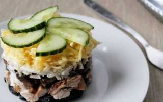 Салат слоями с курицей, грибами, черносливом и орехами