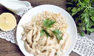 Бефстроганов куриный из филе с грибами, сливками и другими добавками