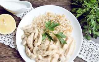 Бефстроганов куриный из филе с грибами, сливками и другими добавками