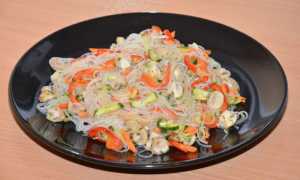 Как приготовить фунчозу с курицей и овощами
