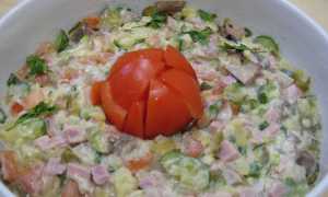 Лёгкий в приготовлении салат с ветчиной, сыром, грибами и огурцом