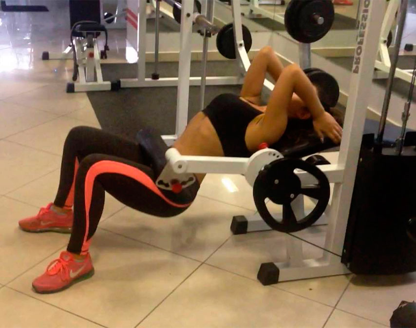 Ягодичный мостик в тренажере для сгибания