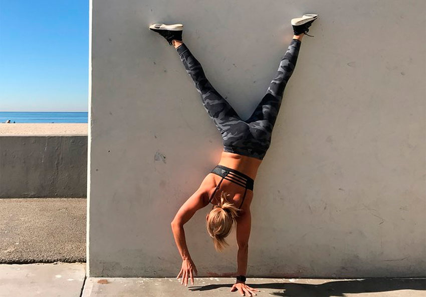 Ходьба из стороны в сторону у стены на руках