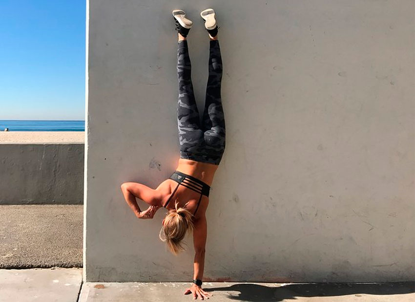 Касания плеч в стойке на руках