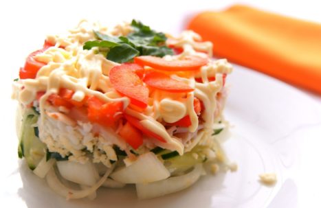 Готовим вкусный салат с куриной грудкой, помидорами и сыром