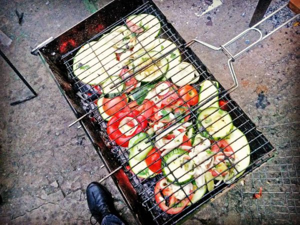 Как замариновать овощи и приготовить овощной шашлык