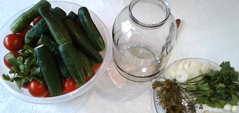Маринованные огурцы с помидорами