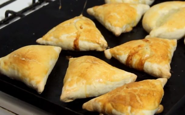 Хрустящая и сочная самса в духовке: рецепты