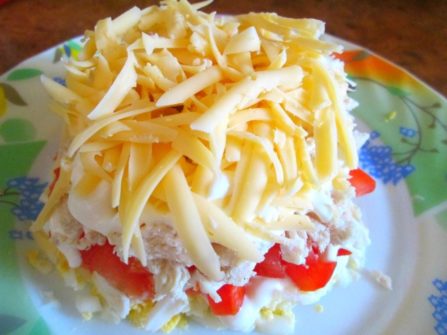 Готовим вкусный салат с куриной грудкой, помидорами и сыром