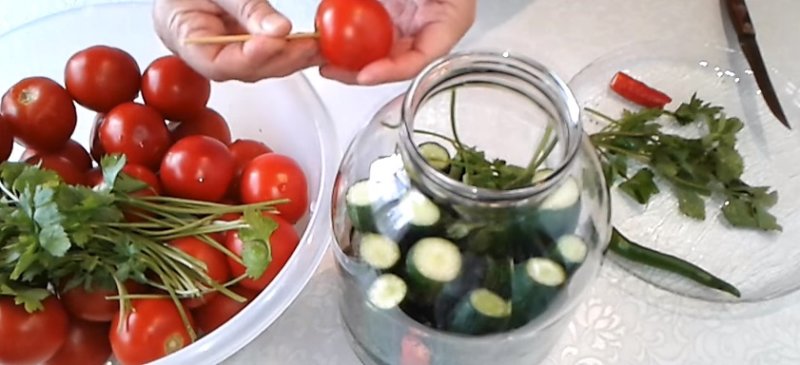 Маринованные огурцы с помидорами
