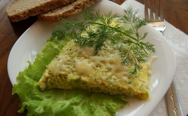 Кабачковый омлет с сыром и помидором: лучшие рецепты