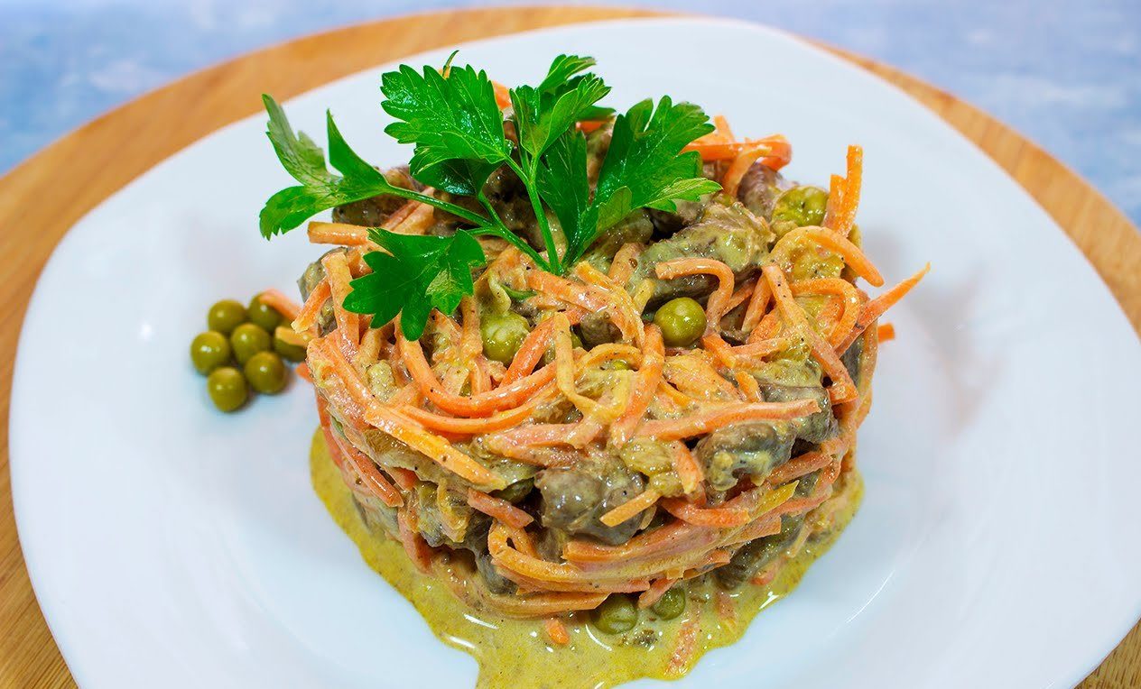 Оригинальный салат с корейской морковью и печенью