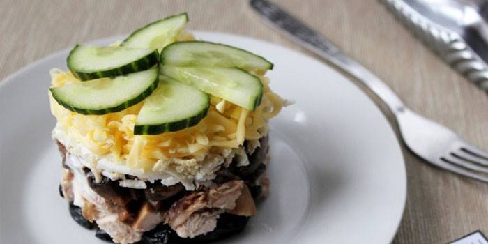 Салат слоями с курицей, грибами, черносливом и орехами
