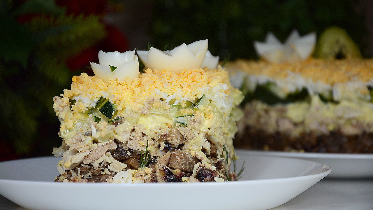 Салат слоями с курицей, грибами, черносливом и орехами