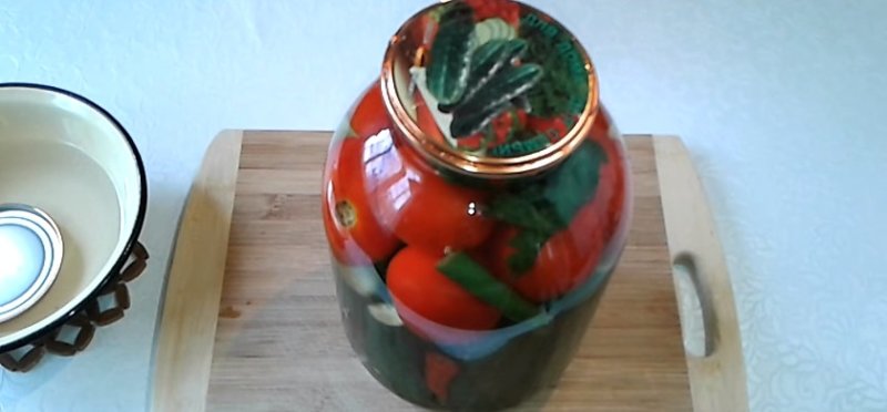 Маринованные огурцы с помидорами