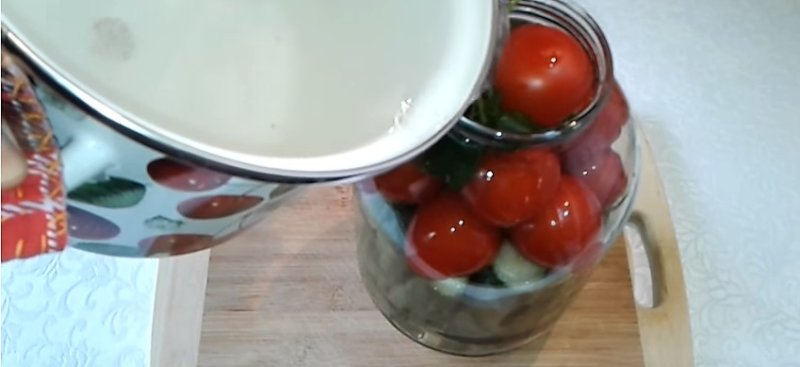 Маринованные огурцы с помидорами
