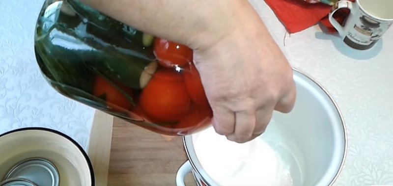 Маринованные огурцы с помидорами