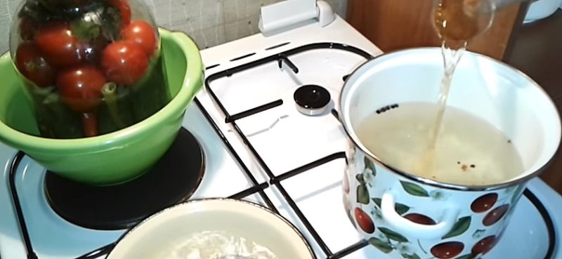 Маринованные огурцы с помидорами