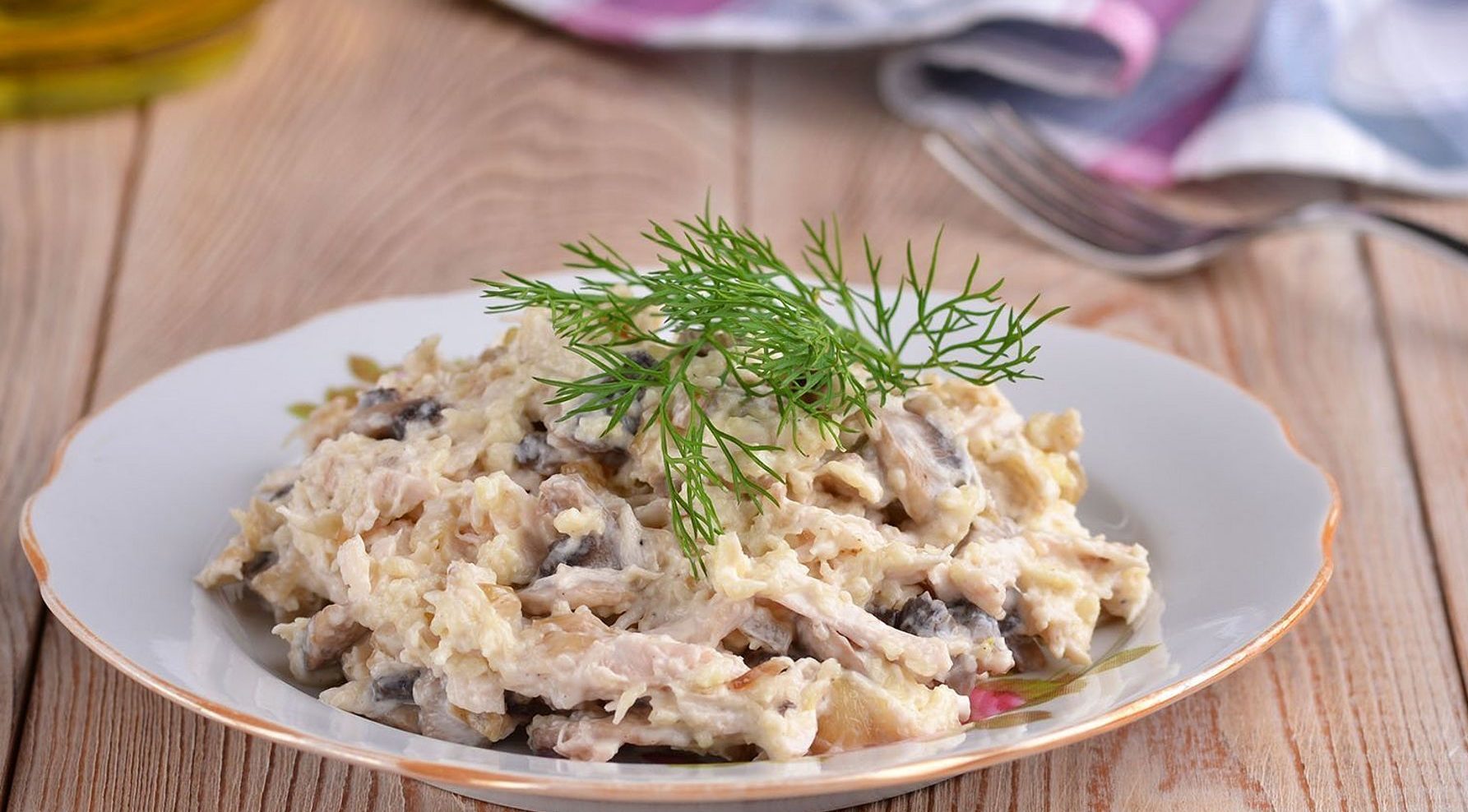 Салат с копченой курицей и маринованными грибами к празднику