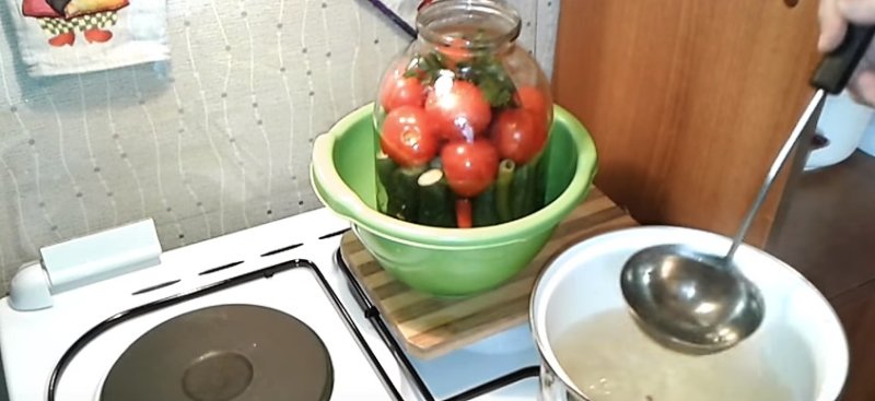 Маринованные огурцы с помидорами