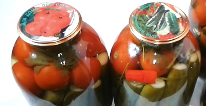 Маринованные огурцы с помидорами