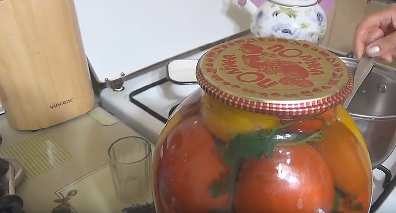 Маринованные огурцы с помидорами