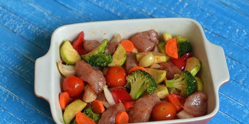 Как вкусно запечь филе курицы в духовке с картошкой