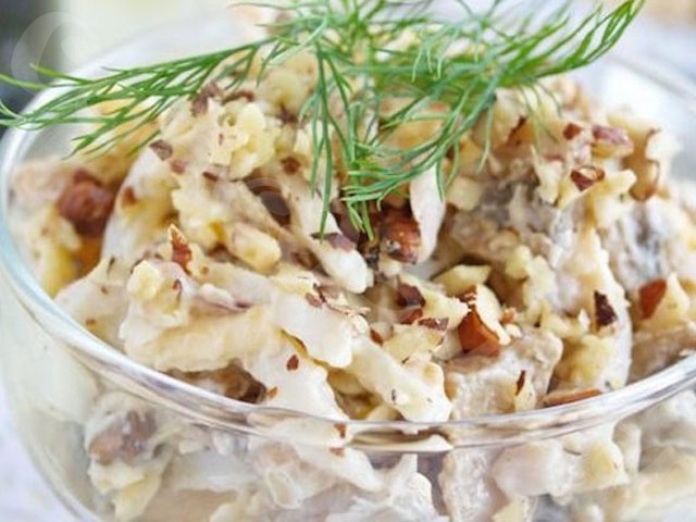 Готовим вкусный салат с кальмарами, яйцом и луком