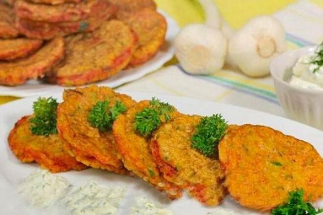 Готовим кабачковые оладьи с манкой на сковороде