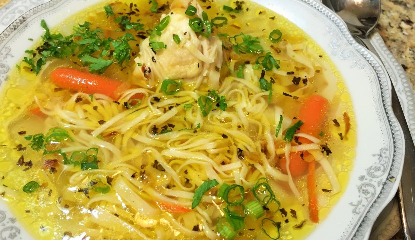 Готовим домашний куриный суп с домашней лапшой