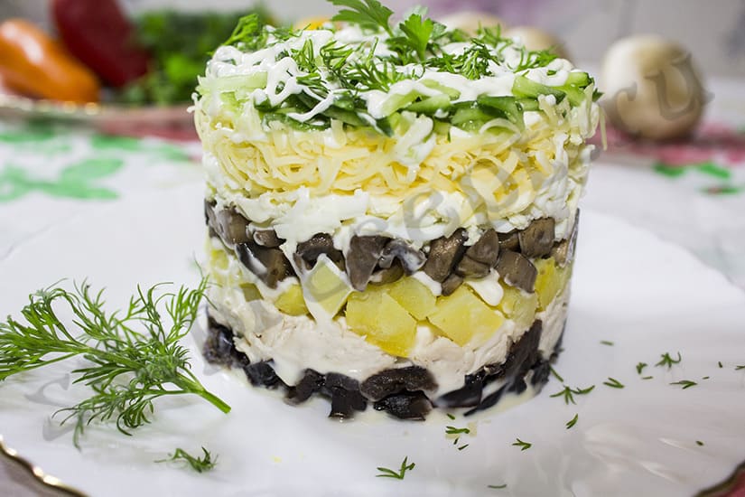 Салат слоями с курицей, грибами, черносливом и орехами