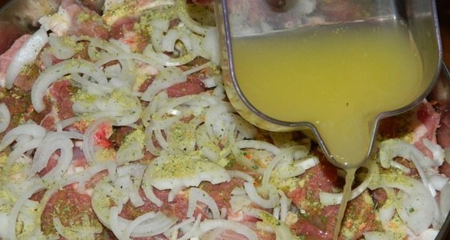Маринад для шашлыка из свинины с лимоном и луком