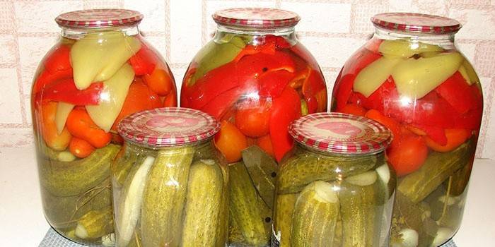 Маринованные огурцы с помидорами