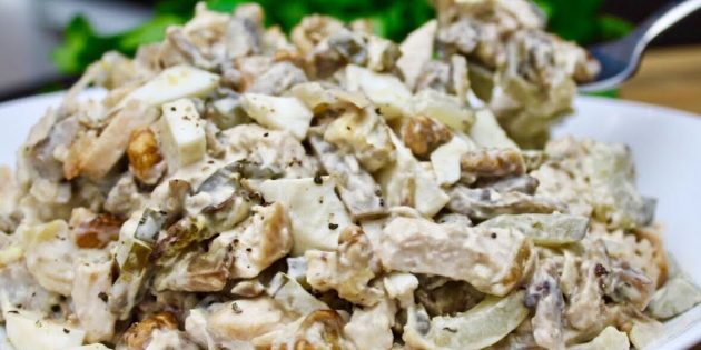 Лёгкий в приготовлении салат с ветчиной, сыром, грибами и огурцом