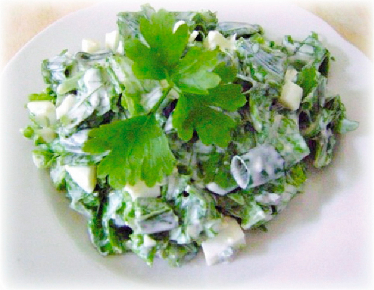 Салат из крапивы с яйцом и огурцом