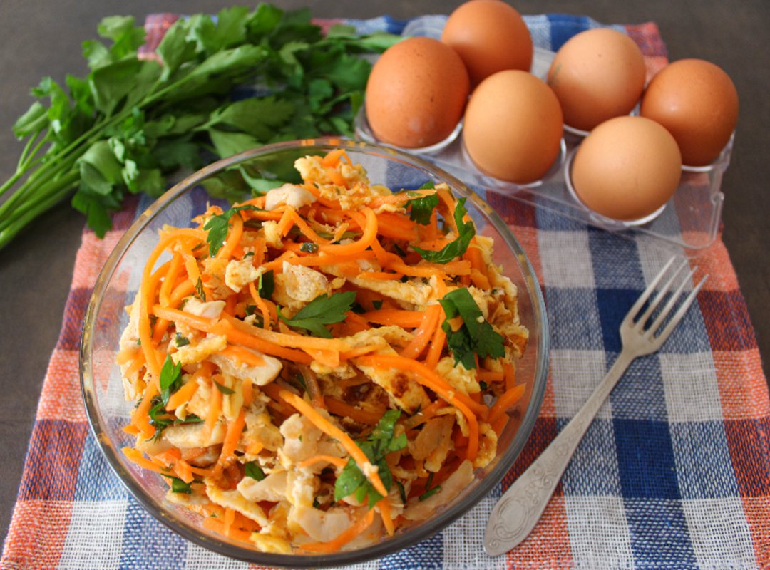 Праздничный салат с куриным филе и морковью по-корейски