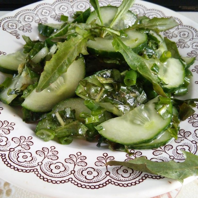 Салат из крапивы с яйцом и огурцом