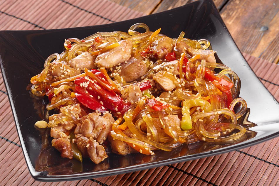Как приготовить фунчозу с курицей и овощами
