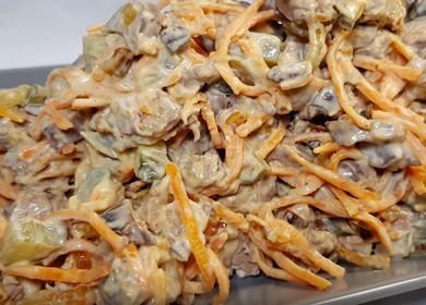 Оригинальный салат с корейской морковью и печенью