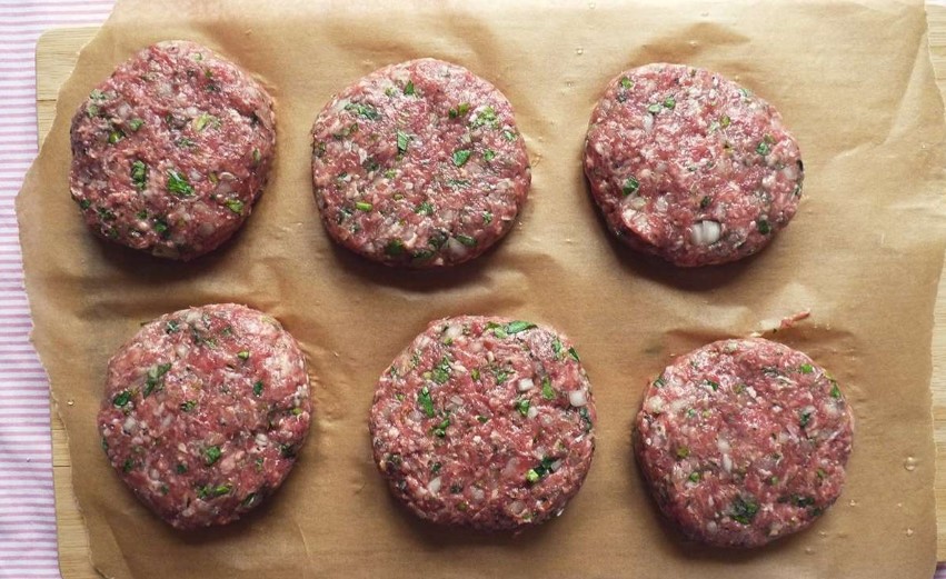 Рецепты бифштекс из говядины из фарша – классический и дополнительные варианты приготовления