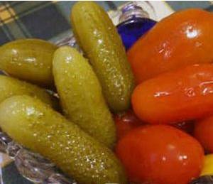 Маринованные огурцы с помидорами
