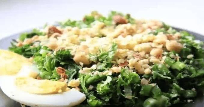 Салат из крапивы с яйцом и огурцом