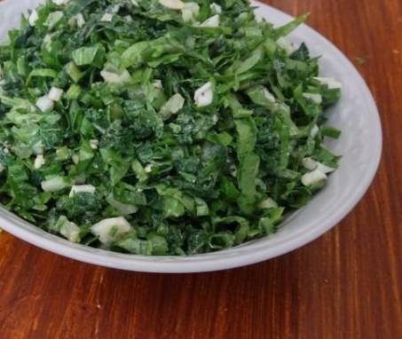 Салат из крапивы с яйцом и огурцом