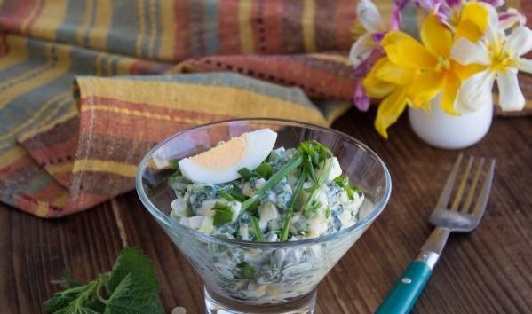Салат из крапивы с яйцом и огурцом