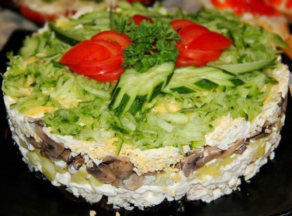 Салат слоями с курицей, грибами, черносливом и орехами