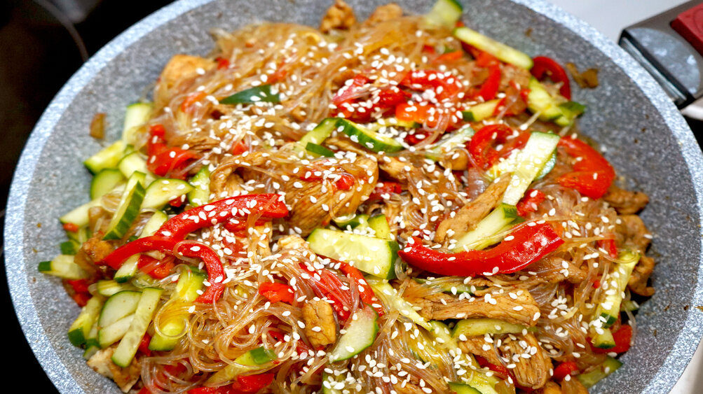 Как приготовить фунчозу с курицей и овощами