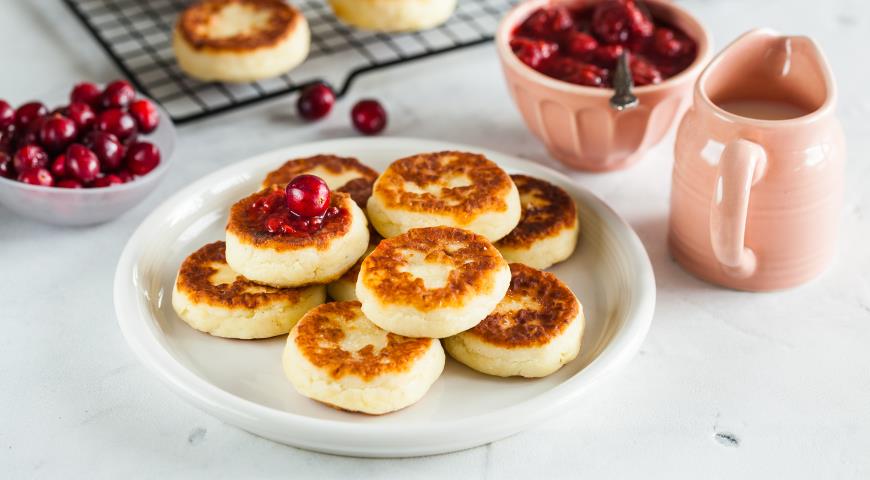 Как быстро и вкусно приготовить сырники из творога с манкой