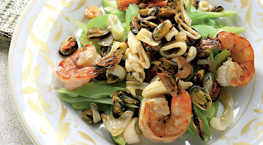 5 пошаговых рецепта салата из морского коктейля в масле